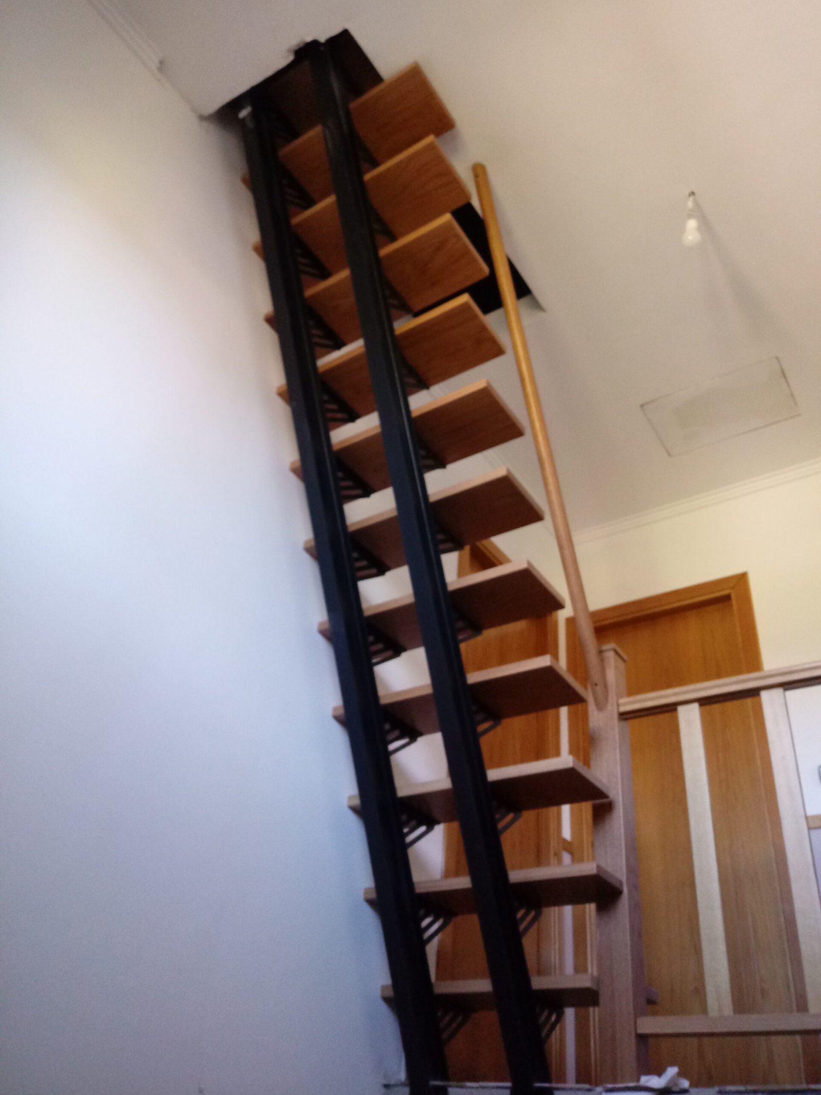 Escaleira vista dende abaixo