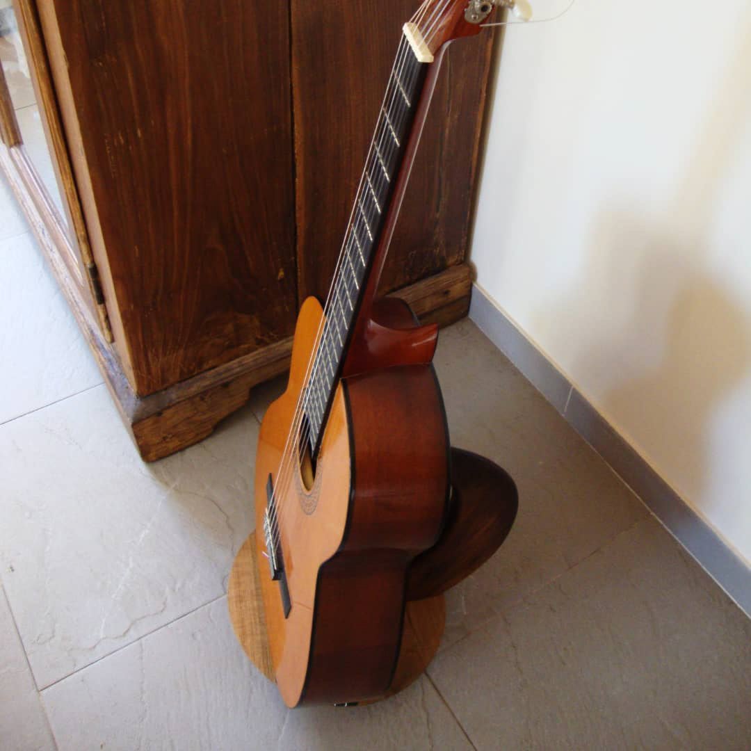 Soporte con guitarra