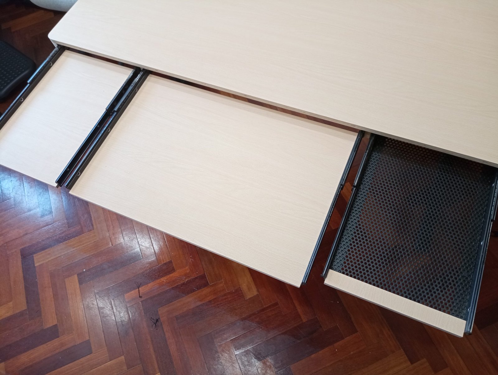 Escritorio baleiro caixons abertos